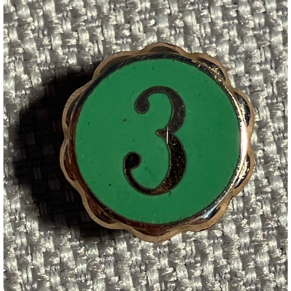 Green‎ "3" Gold Scalloped Edge Lapel Pin